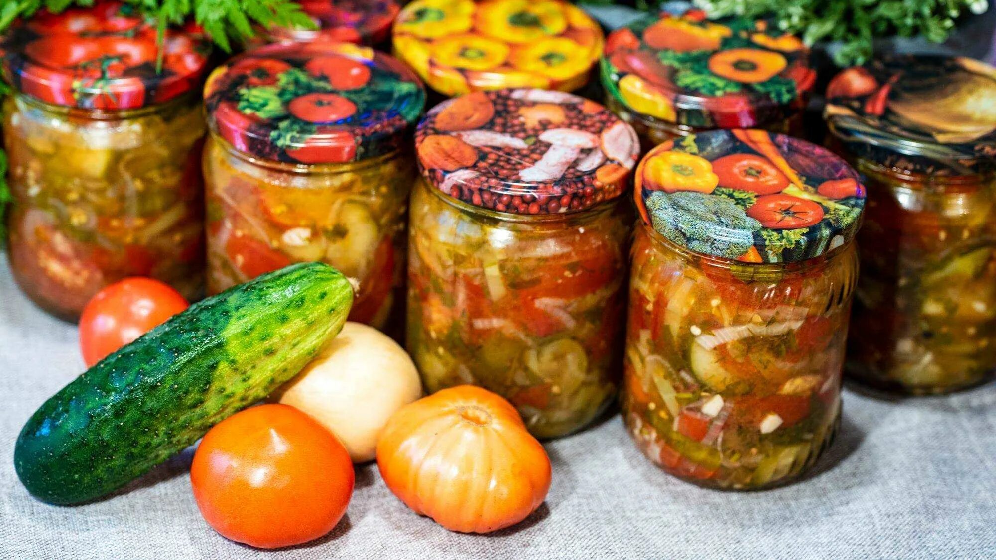 Овощное ассорти закрутки. Зимние заготовки из овощей. Заготовки на зиму. Консервированные салаты на зиму. Заготовки на зиму.