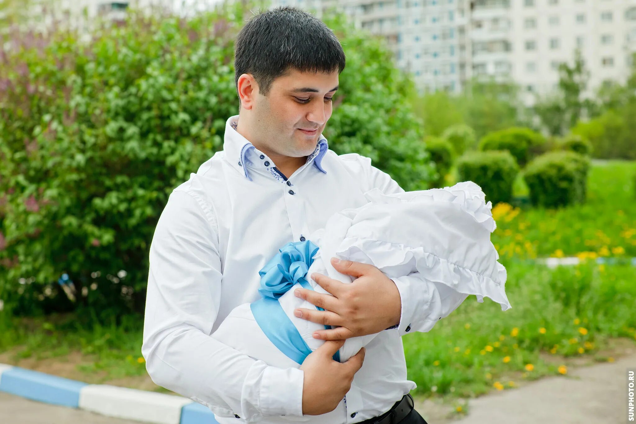 Почему маму выписали. Выписка из роддома. Выписка ребенка из роддома. Выписка новорожденных из роддома. Выписка малыша из роддома летом.