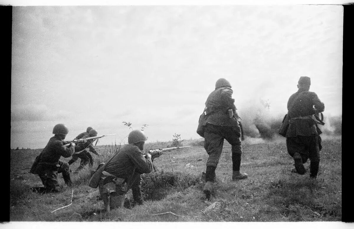 Шел 1942 год. Лето 1942 сталинграда битва. Битва за ржев великая война. Великая отечественная война 1941 атака. Шел 1942 год.