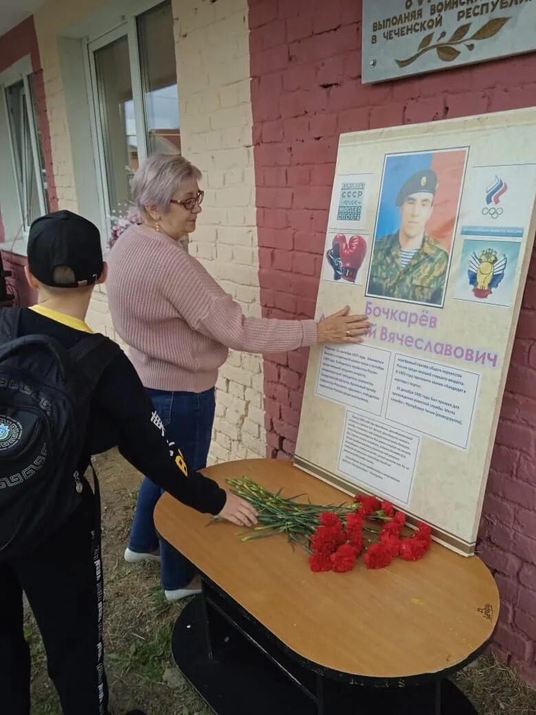 Новости карпинска свежие сегодня. Памяти погибших. Фото аллея память о войне. Карпинск Вечерний новости ВК.