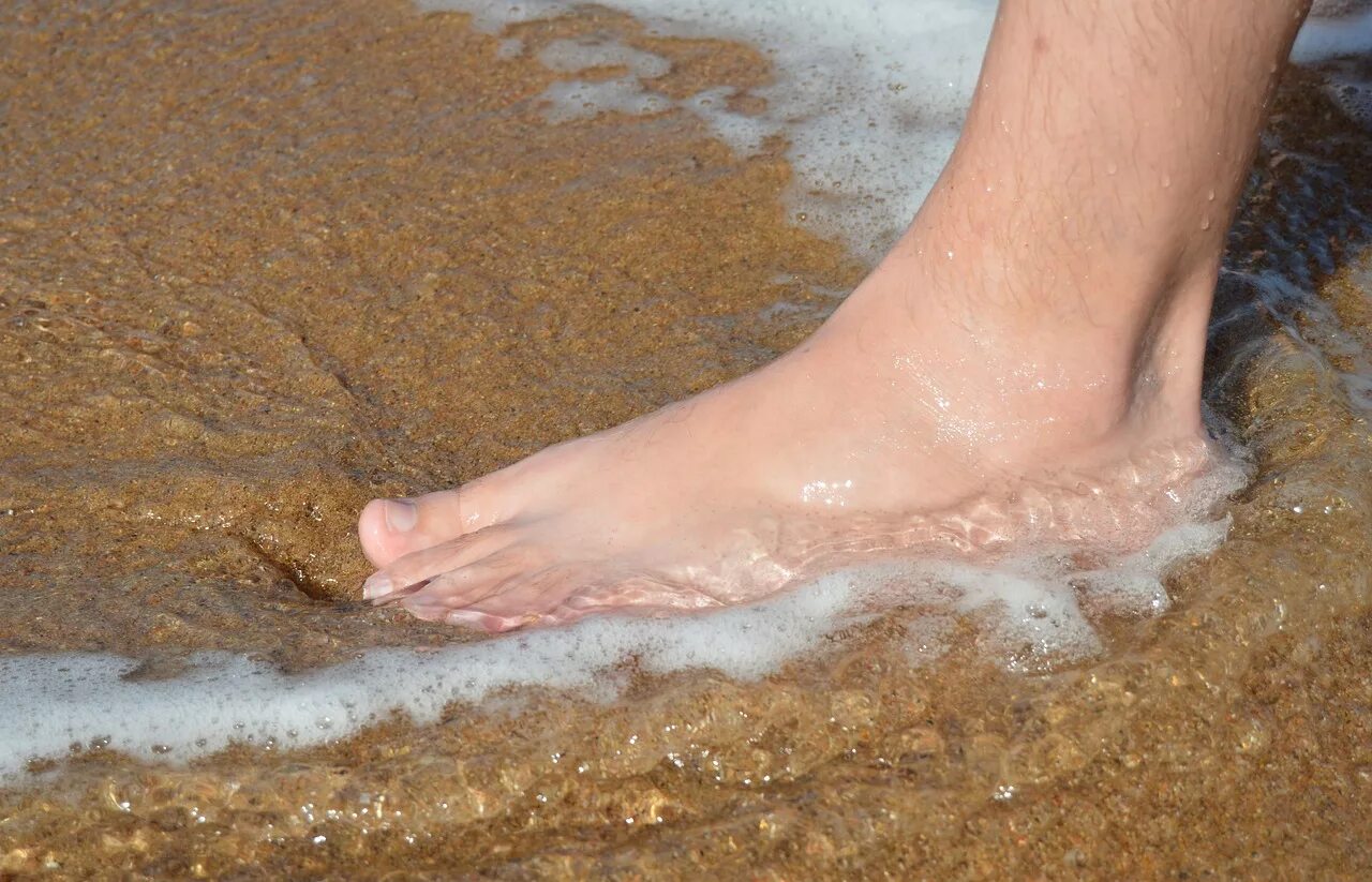 Песок и вода. Feet на пляже в песке. Ножки в песке на море. Ноги воде в песок. Течет вода из ноги