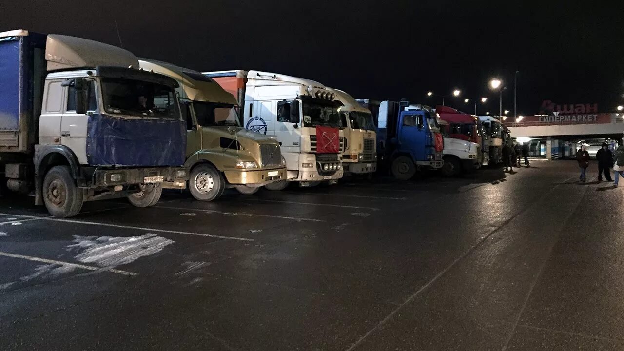 Стоянка грузовиков. Дальнобойщики стоянка. Фура ночью на стоянке. Стоянка большегрузных автомобилей. Стоянка дальнобоев.