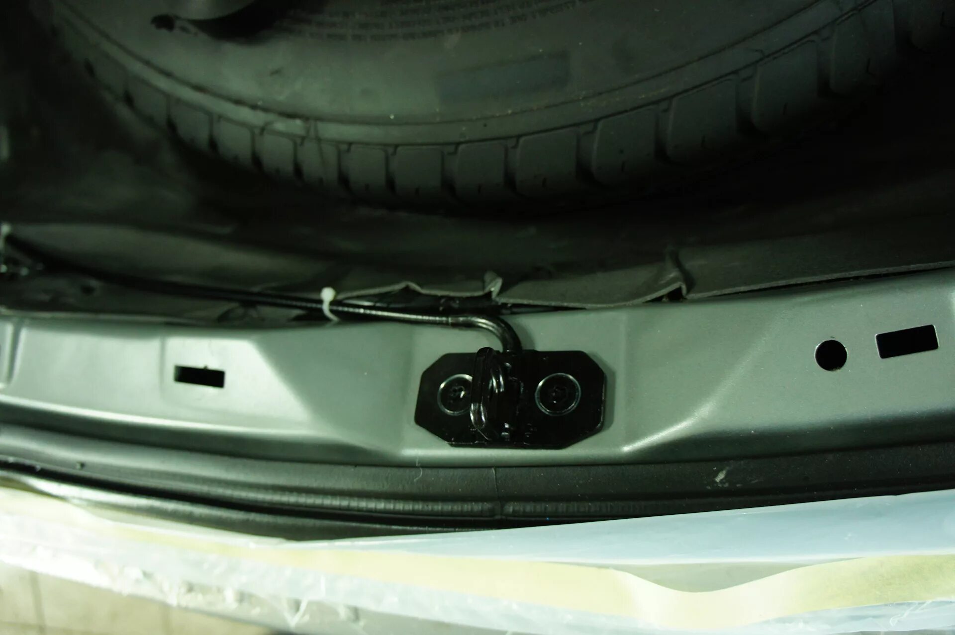 Кнопка багажника сх 5. Mazda 6 электропривод багажника. Доводчик багажника Мазда 6 GH. Электропривод крышки багажника Мазда СХ 5. Доводчик багажника Mazda CX-5.