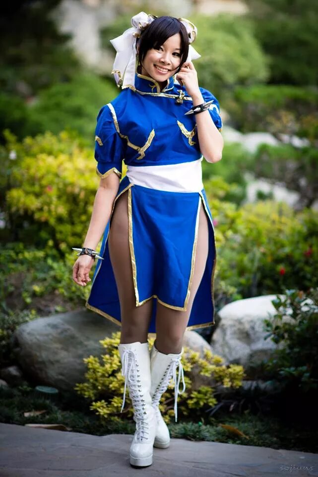 Cosplay chun. Чун Юнь косплей. Геншин ли Юэ Наряды. Костюмы ли Юэ. Косплей Чун ли Геншин.