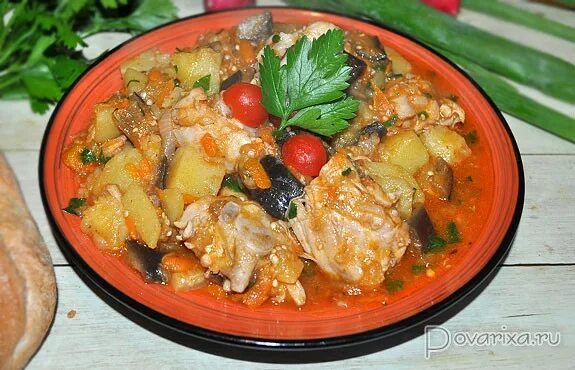 Курица тушеная с овощами с баклажанами
