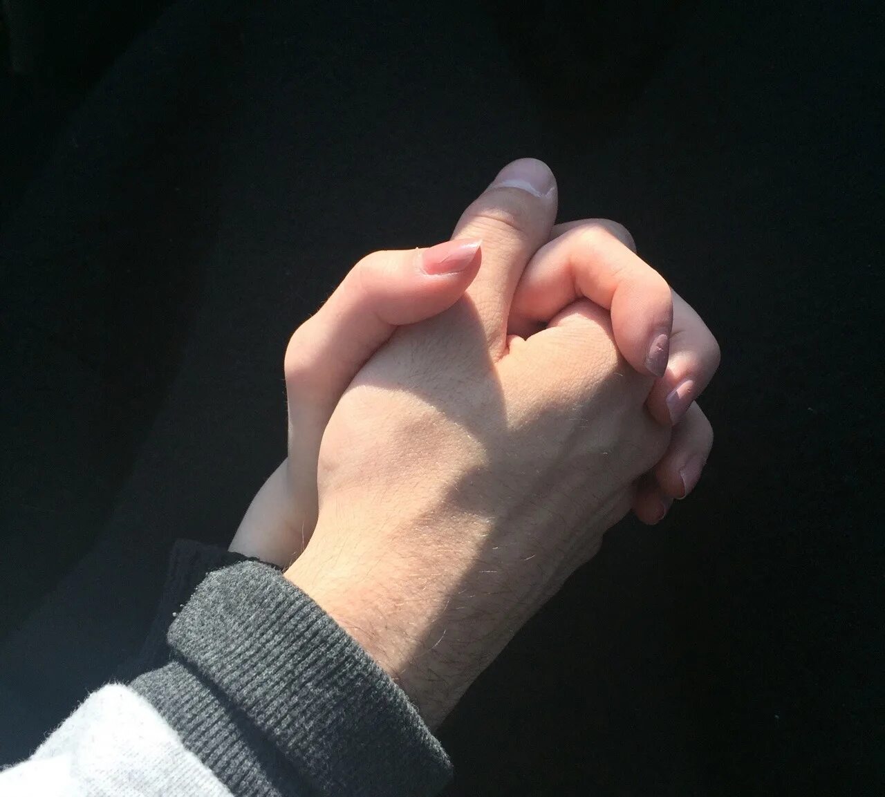 Я держу тебя за руку. Держу тебя за руку. Только рядом с тобой. Рука крепко держит. Я рядом руки.