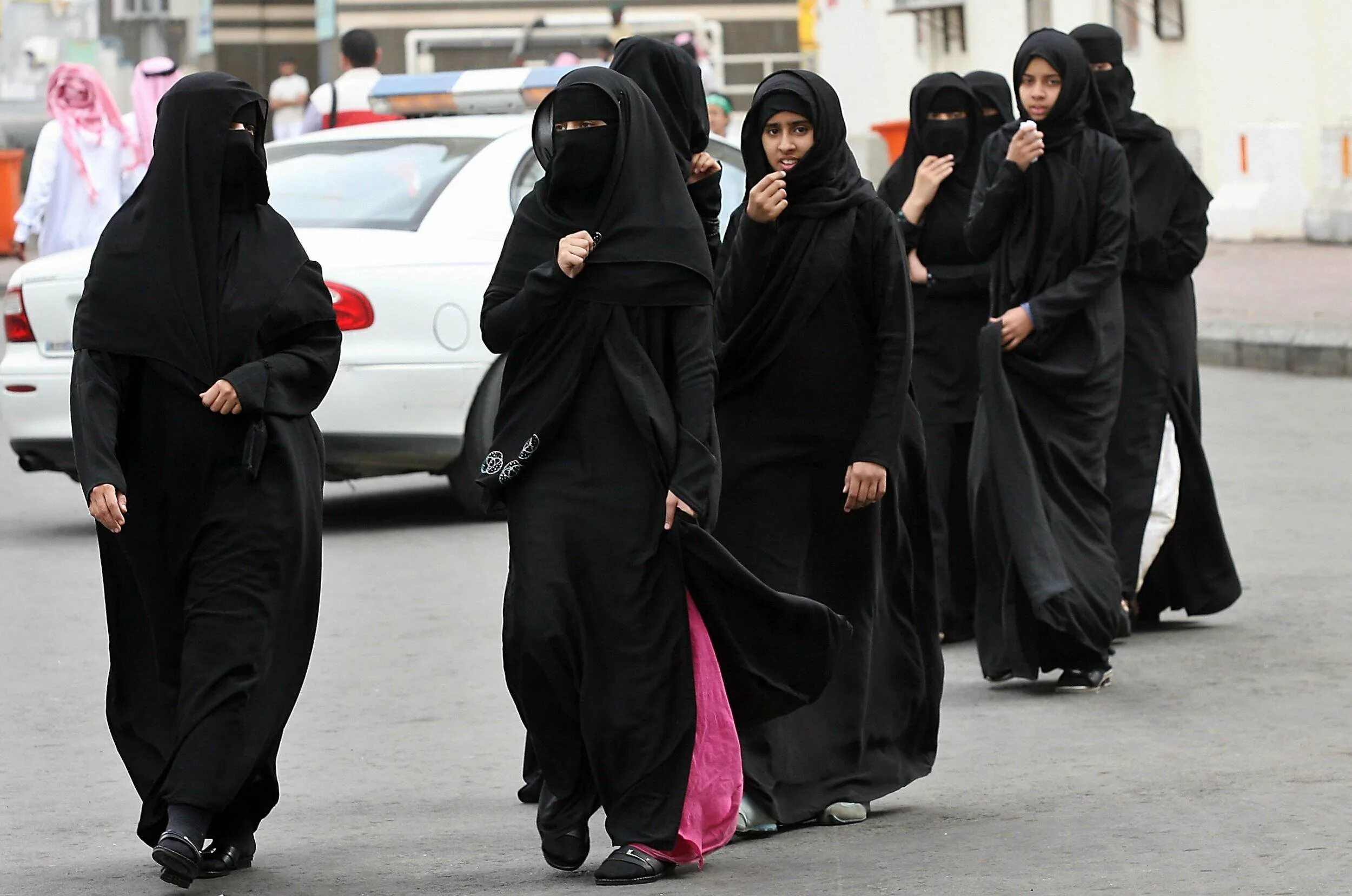 Арабская паранджа. Никаб Саудовской Аравии. Хиджаб никаб чадра паранджа бурка. Девушки Саудовской Аравии никаб. Саудовская Аравия абайя.