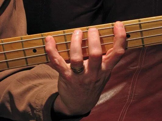 Басс руки. Гитара в руках. Пальцы на ладах гитары. Пальцы на грифе гитары.