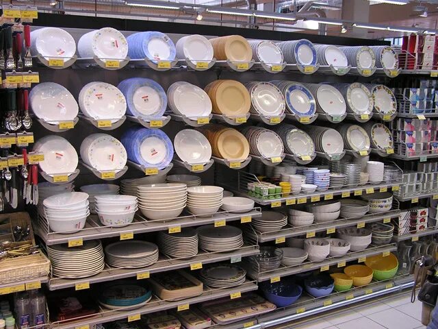 Оборудования широкий ассортимент продукции. Выкладка посуды. выкладка посуды в магазине. посуда-хозяйственные товары. посуда ассортимент.