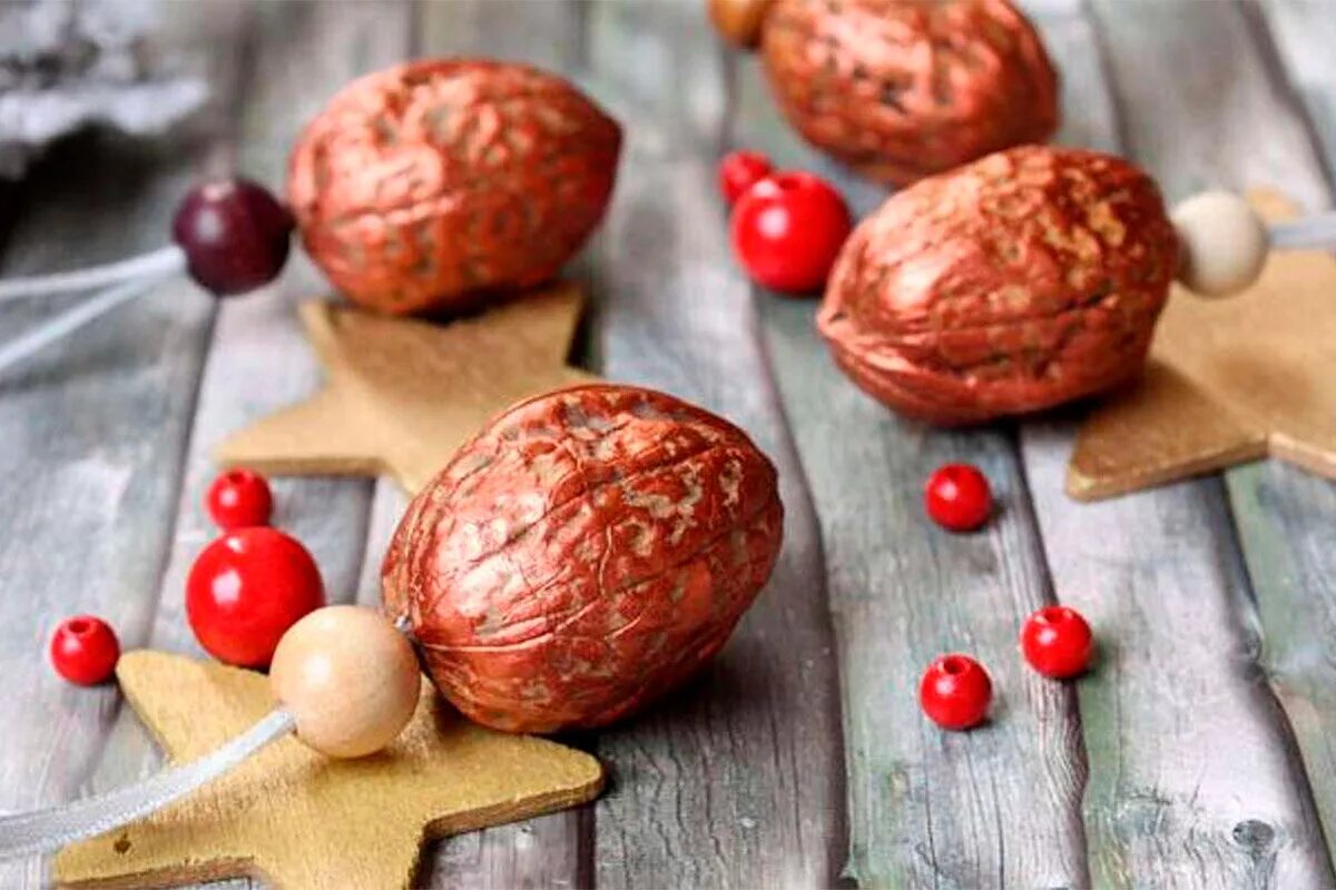 поделки на новый год из грецкой скорлупы. елочные игрушки из ореховой скорлупы. елочные игрушки из ореховой скорлупы. елочные игрушки из ореховой скорлупы. новогодняя игрушка из скорлупы грецкого ореха.