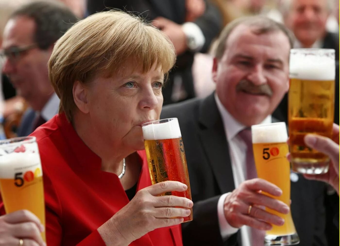 Ангела Меркель с пивом и Путиным. Ангела Меркель пьет пиво. Ангела Меркель с пивом. Пиво Германия Germania.