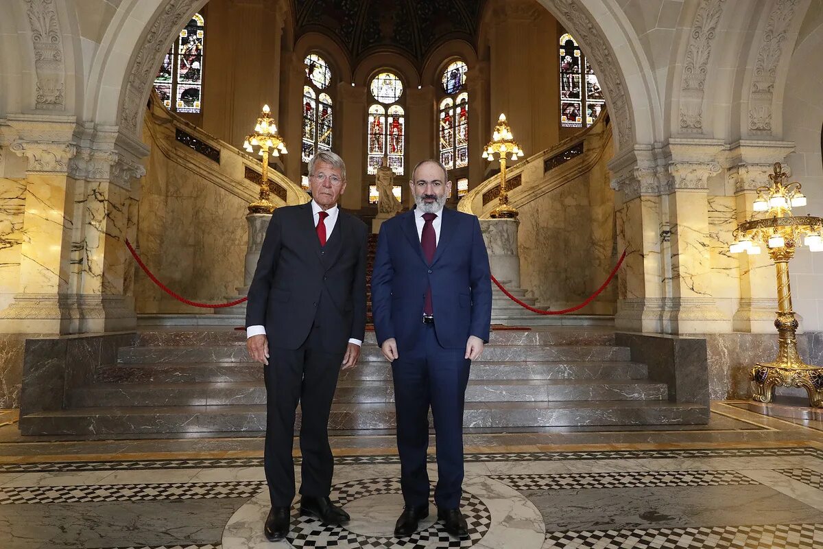 Located at the Peace Palace in the Hague. Поставь армяне