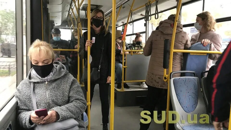 сегодня произошла авария автобуса снесли на город. переполненный общественный транспорт. происходит на общественном транспорте. люди в общественном транспорте. люди в автобусе.