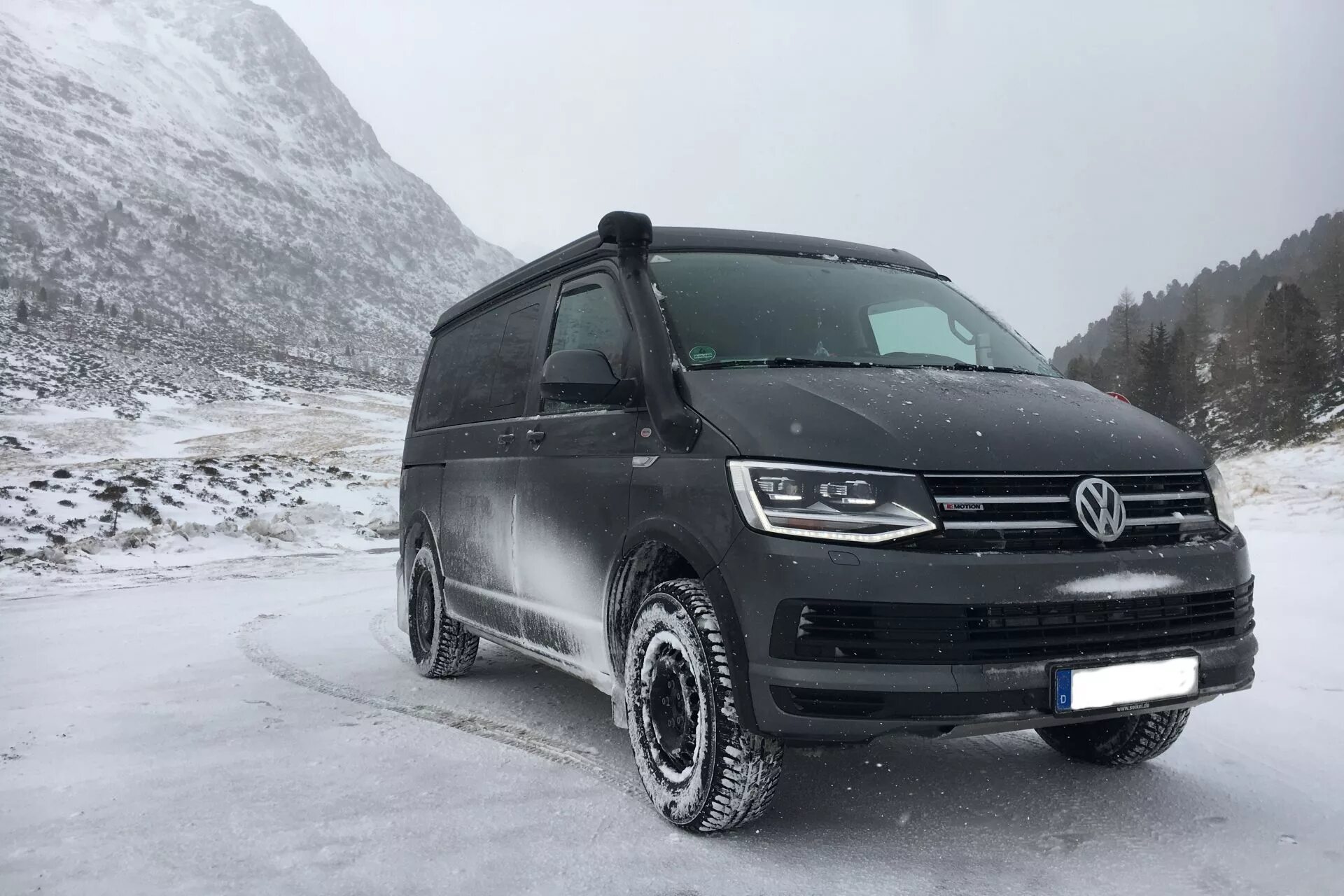 Фольксваген мультивен полный привод. VW Transporter t6 Rockton. Volkswagen Multivan t5 off Road. VW t6 4motion Offroad-Camper. VW t6 Caravelle 4x4.