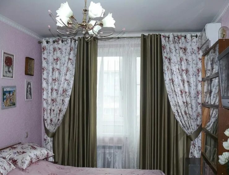 Как повесить две шторы. Шторы двухцветные комбинированные. Комбинированные шторы для спальни. Двухцветные шторы в интерьере спальни. Красиво повесить шторы в спальне.