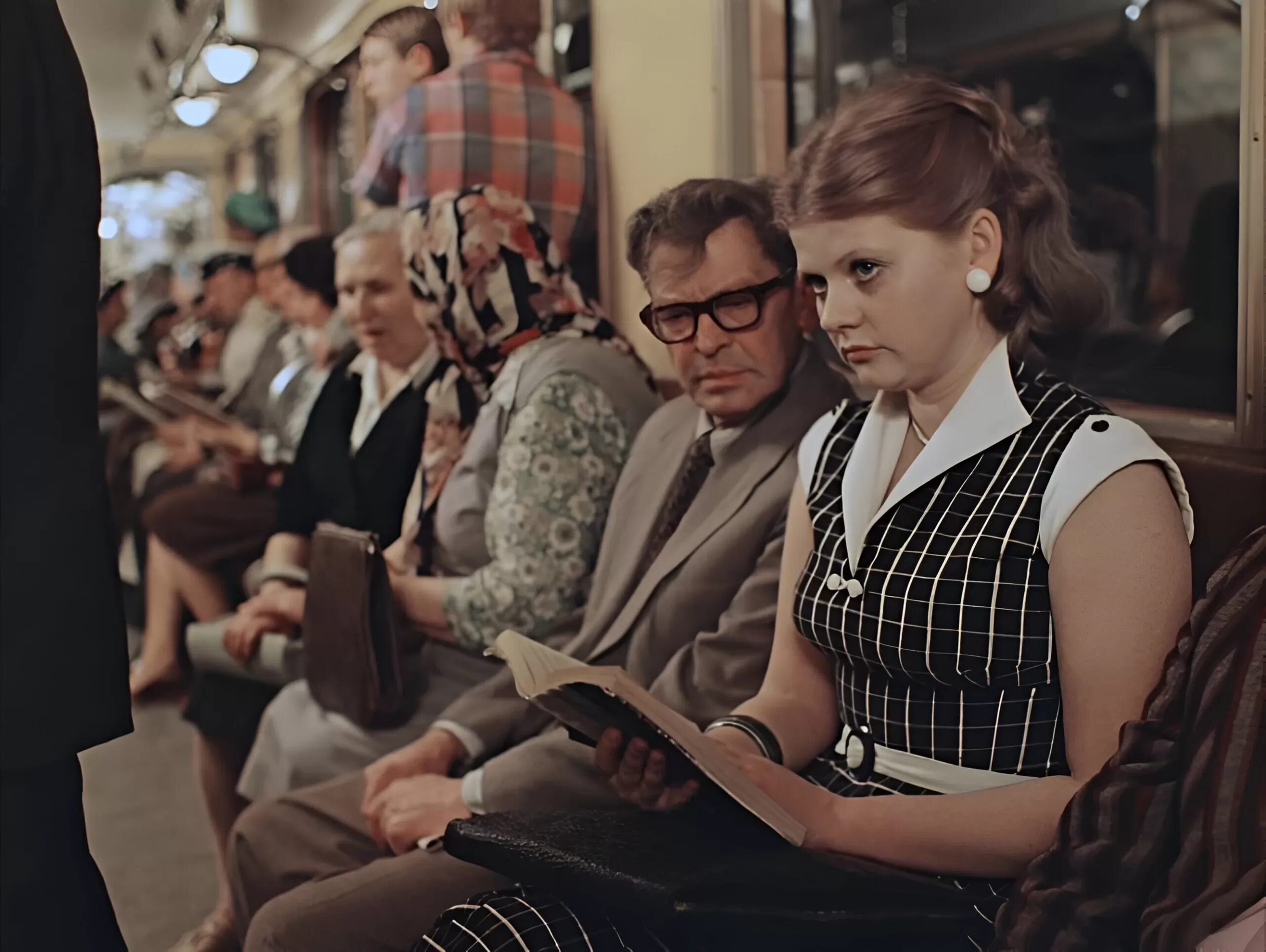 Всем выйти из кадра читать кратко. Москва слезам не верит (1979). Москва слезам не верит Муравьева в метро.