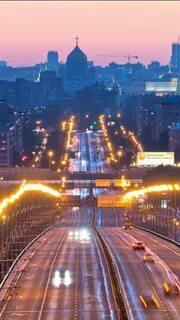 Прибывать вечером в город