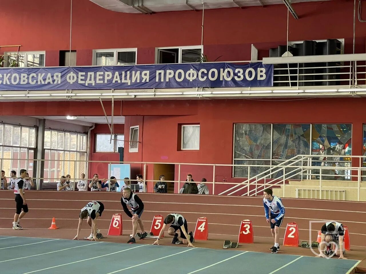 Спортивные соревнования школьников. Спортивные соревнования в вузе. Бег на уроке физкультуры. Колледж легкая атлетика. Ютк юрга.