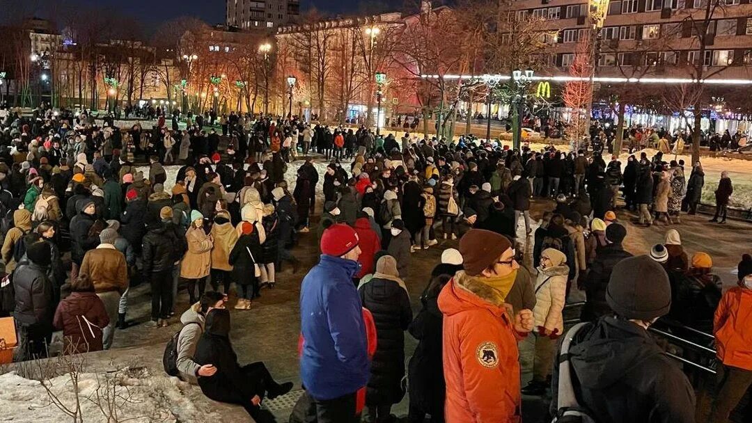 Митинги видео прямая трансляция. Митинг против войны в Москве 2022. Антивоенные протесты в Москве 2022. Митинги против войны с Украиной. Протесты в России сейчас в Москве.