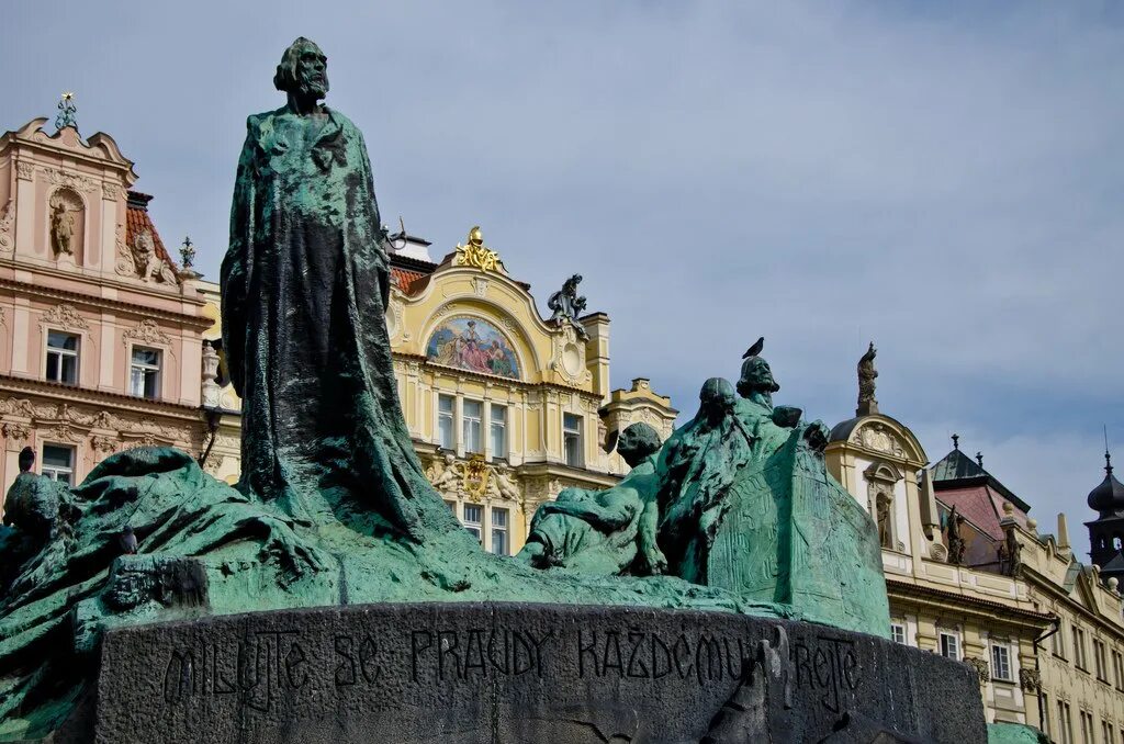 Вацлавская площадь в праге памятник. Памятник святому вацлаву на вацлавской площади в праге. Памятники культуры чехии. Памятник на староместской площади в праге. Памятник яну гусу в праге.