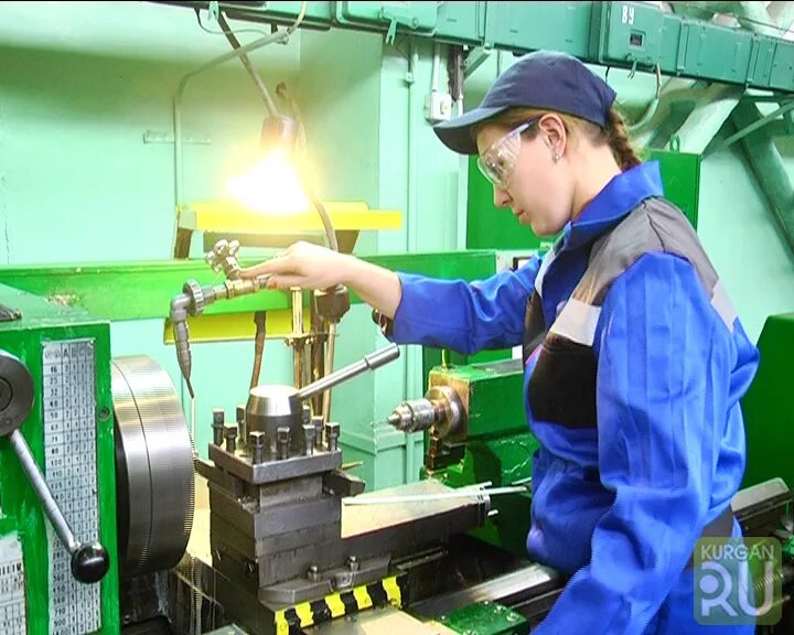 Женщина в цеху. Токарь на заводе. Токарь. Токарь у станка. Женщина токарь.