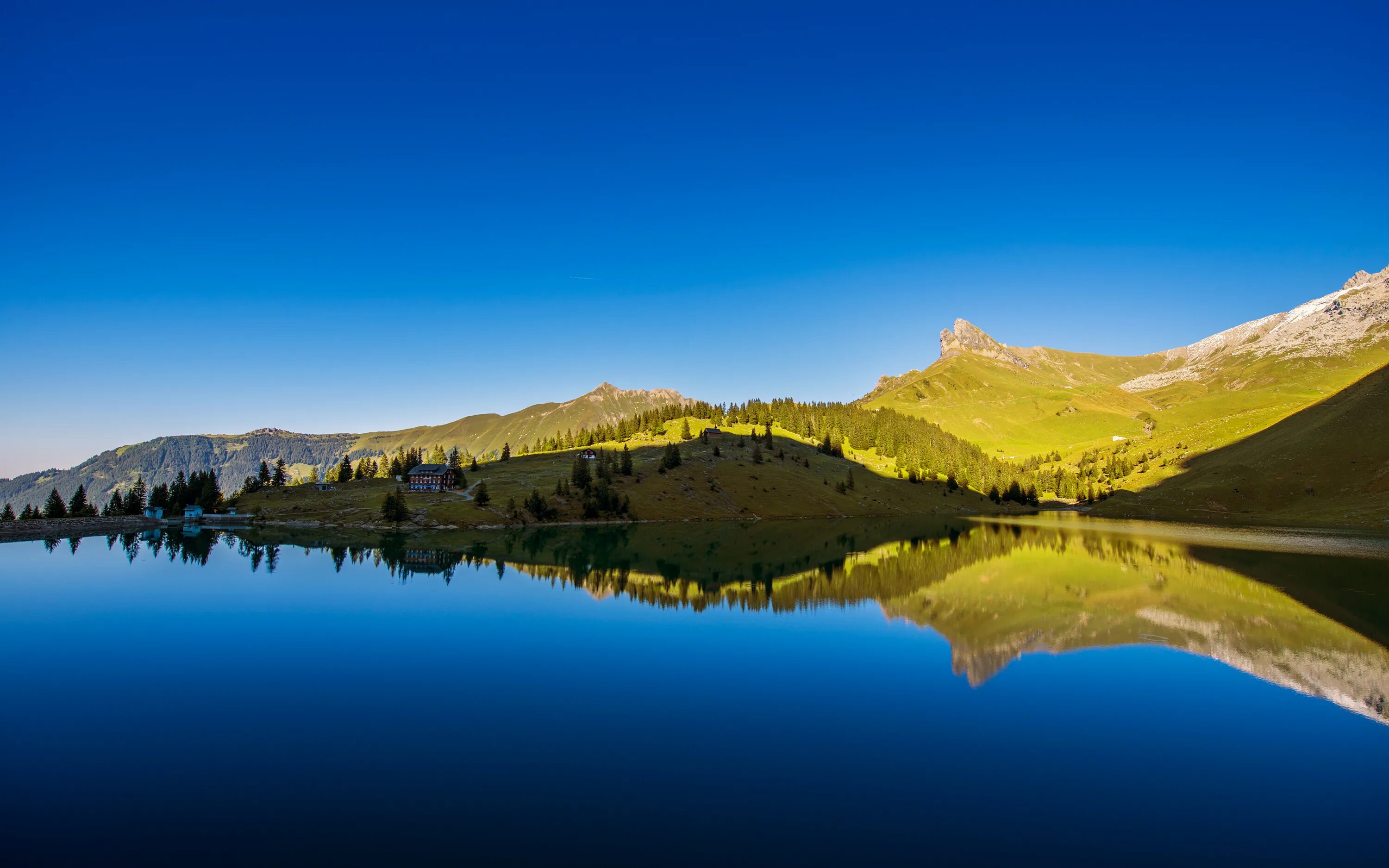 Высокие обои. Озеро в Швейцарии. Озеро Джека Лондона Магаданская область. Красивое озеро. Горы озеро панорама.