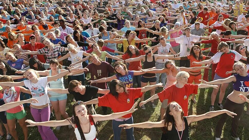 фестиваль. сцена в парке. культурно массовые места. культурно массовые места. культурно массовые места.