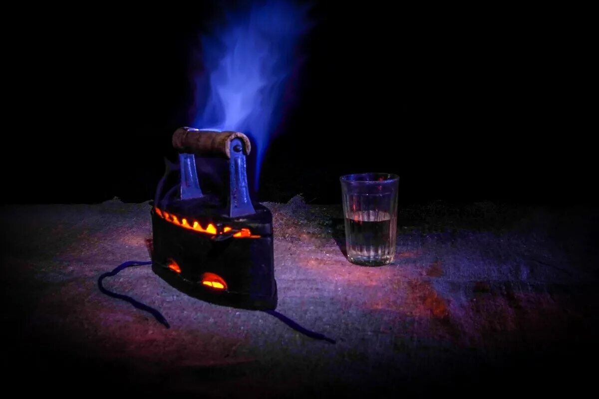 Утюг с паром. Красивый утюг. Накалить утюг. Накалить утюг. Раскаленный утюг.