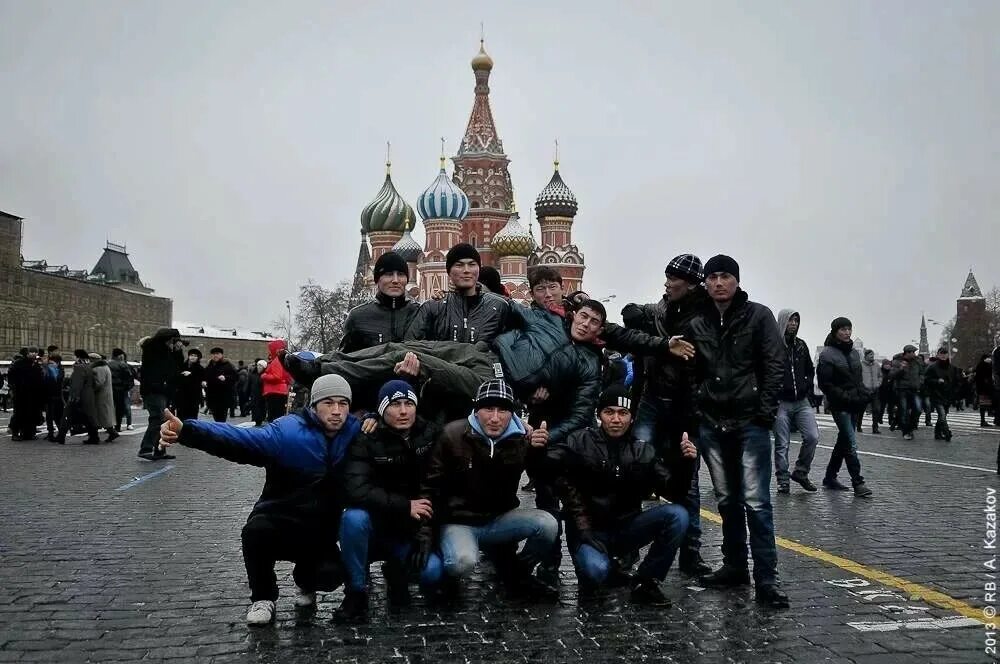 Чурки на красной площади. Таджик на красной площади. Мигранты на красной площади. Кавказцы на красной площади.