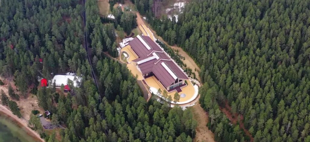 резиденция находящаяся в. вилла януковича в межгорье. дача путина в геленджике. валдай резиденция путина. валдай путин резиденция.