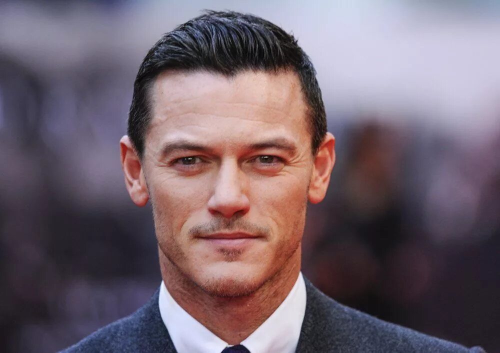 Luke evans. Люк Эванс. Люк Эванс Дракула. Люк Эванс фото. Дракула актер люк Эванс.