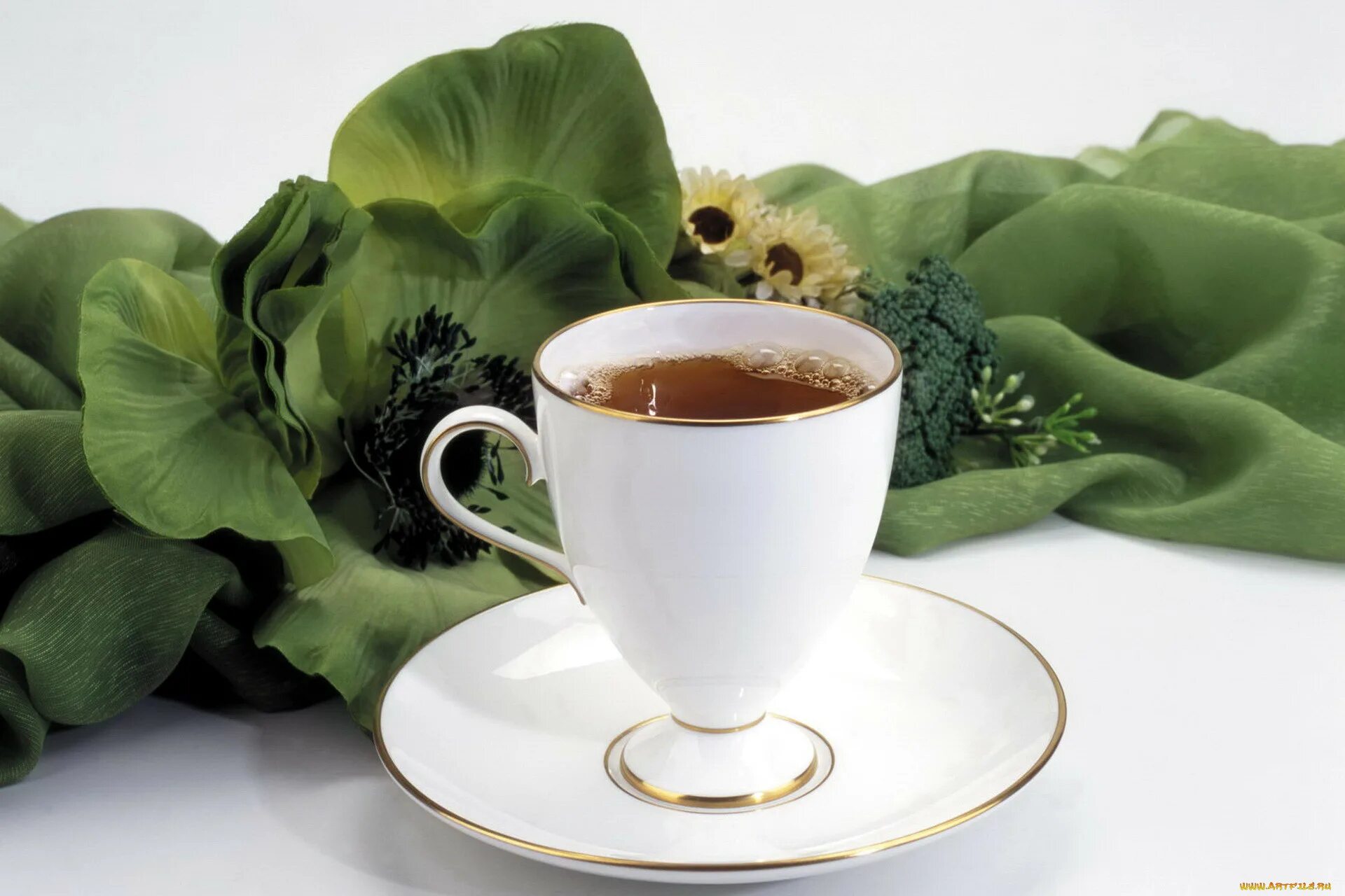 Чашка с чаем. Красивая чашка с чаем. Кружка с чаем. Чашка зеленого чая. Чай на столе фото