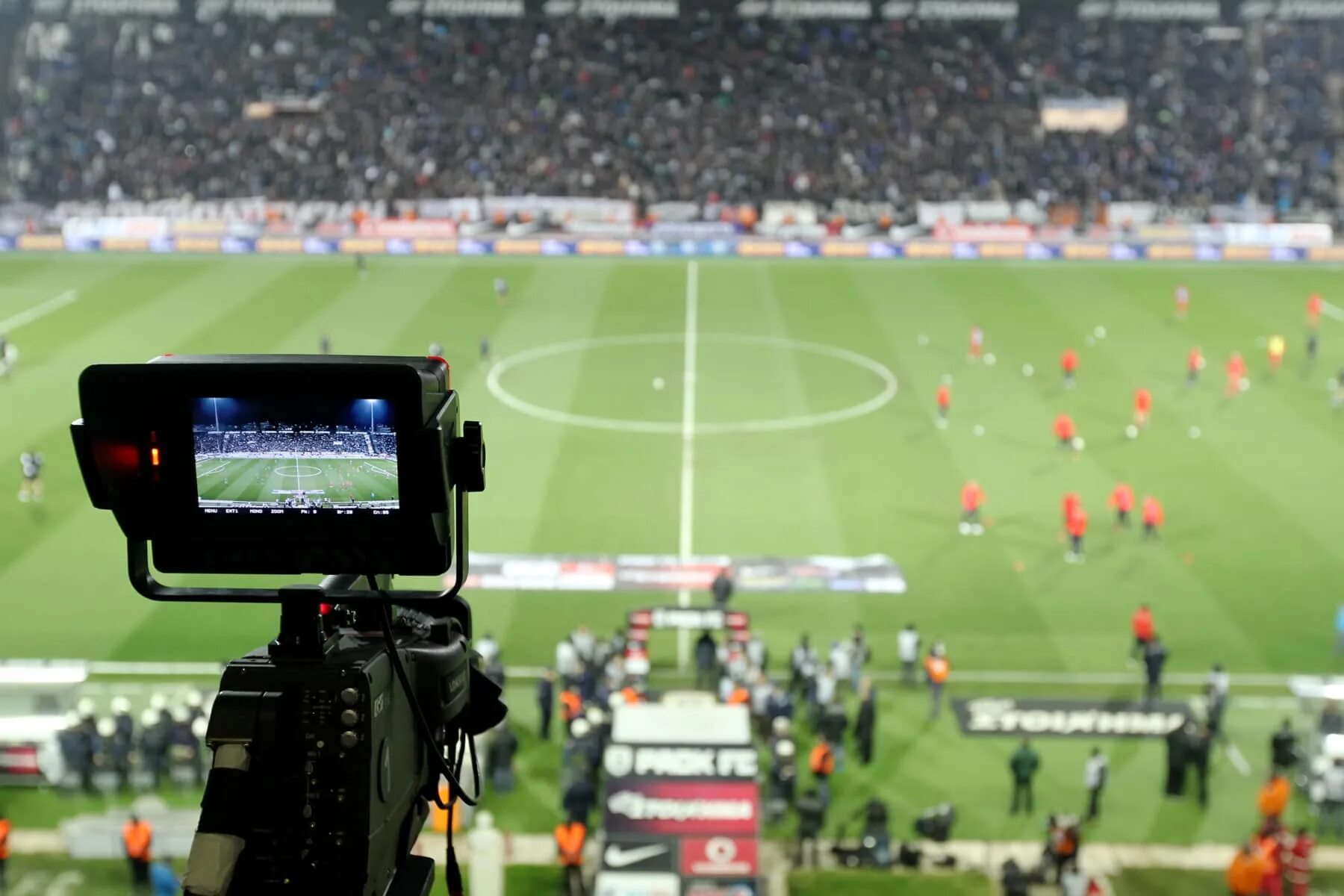 Sport трансляций. Видеокамеры для футбольных трансляций. Трансляция спортивных матчей. Трансляция камера футбол. Видеооператор футбол.