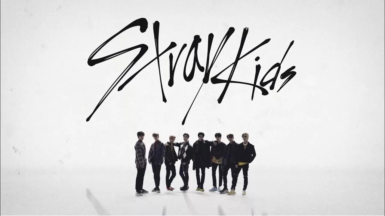 Life is all around. Stray Kids skz2020 Юджин. Группа Stray Kids лого. Stray Kids надпись. Группа Stray Kids чб.