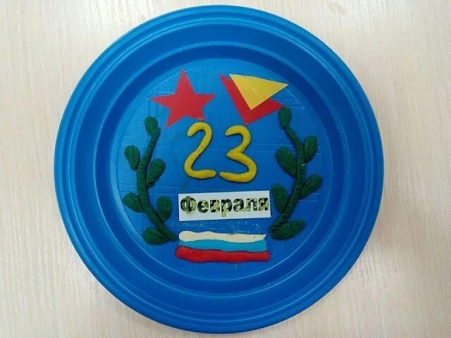 Поделки на 23. Поделки на 23 февраля. Поделки из пластилина на 23 февраля. Поделка на 23 февраля в детский. Из легкого пластилина на 23 февраля