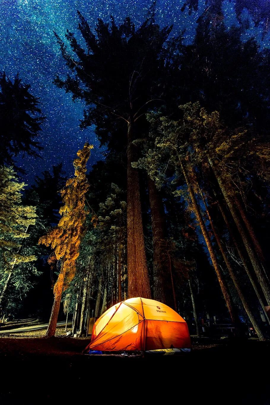 Темнота в палатке. Палатка. Палатка в горах. Палатка на природе. Красивая палатка.