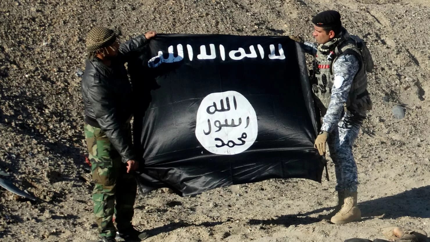 Террористы на фоне флага игил. Флаг ИГИЛ. Isis флаг. Флаг Исламского государства.