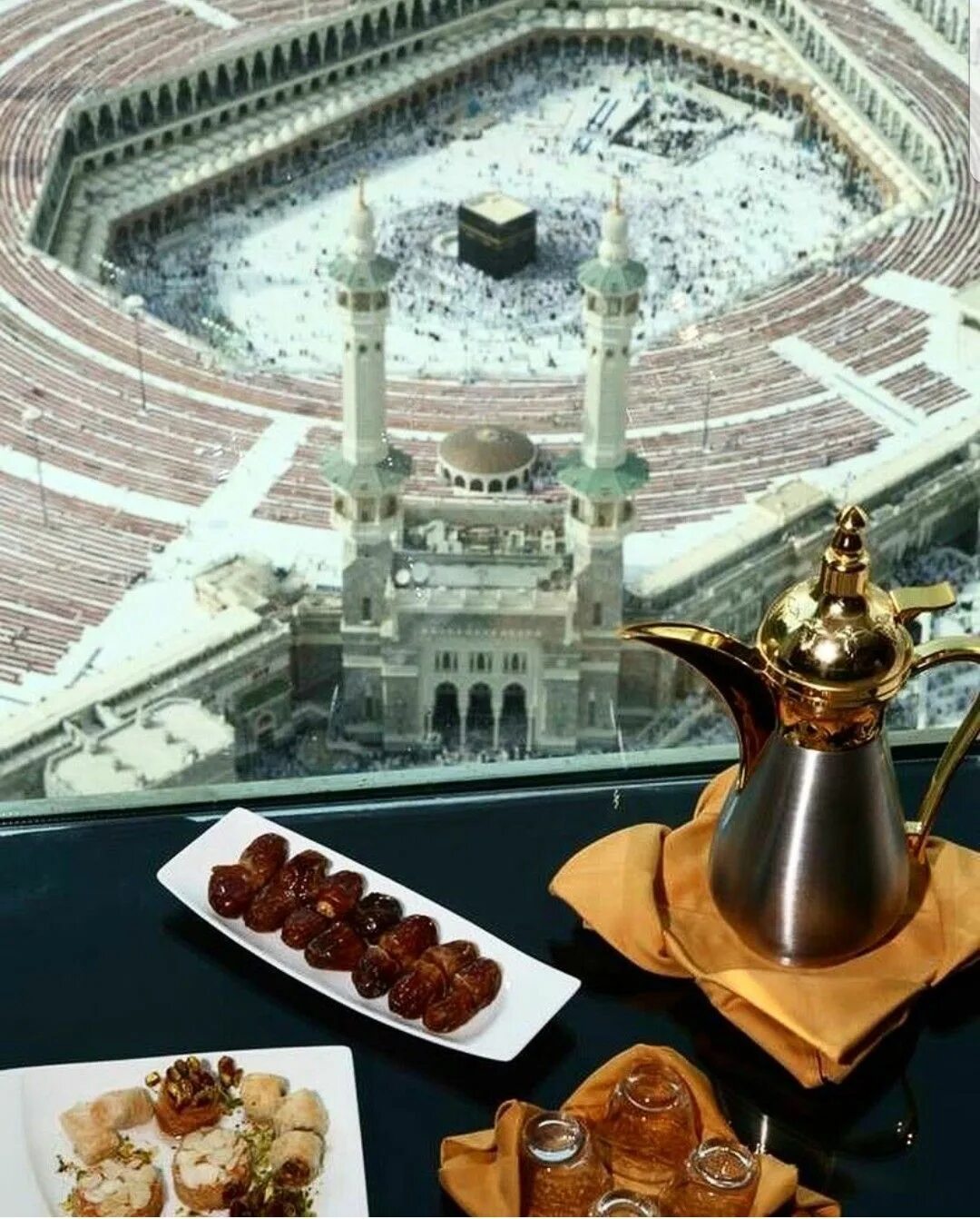 Ифтар в мекке. Iftar Makkah Kaaba. Рамадан в Мекке. Арабские эмираты Кааба.