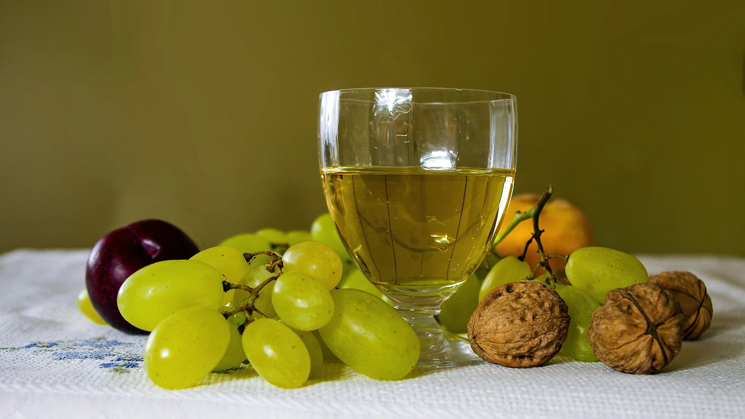 Виноградный орех. Осенние фрукты. Виноград орехи. Орехи в винограде название. Фундук и виноград.