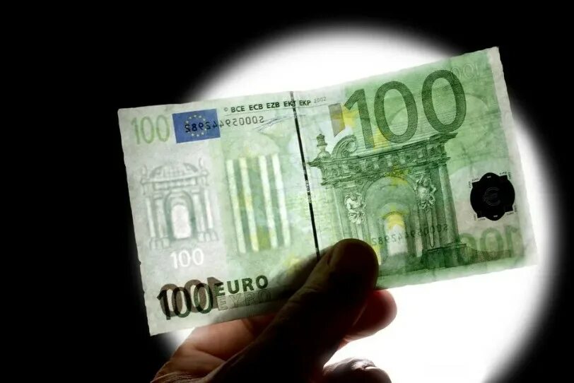 Как отличить 100. 100 Евро купюра. Банкнота 100 евро подлинность. 100 Евро старого образца. Фальшивые купюры евро.