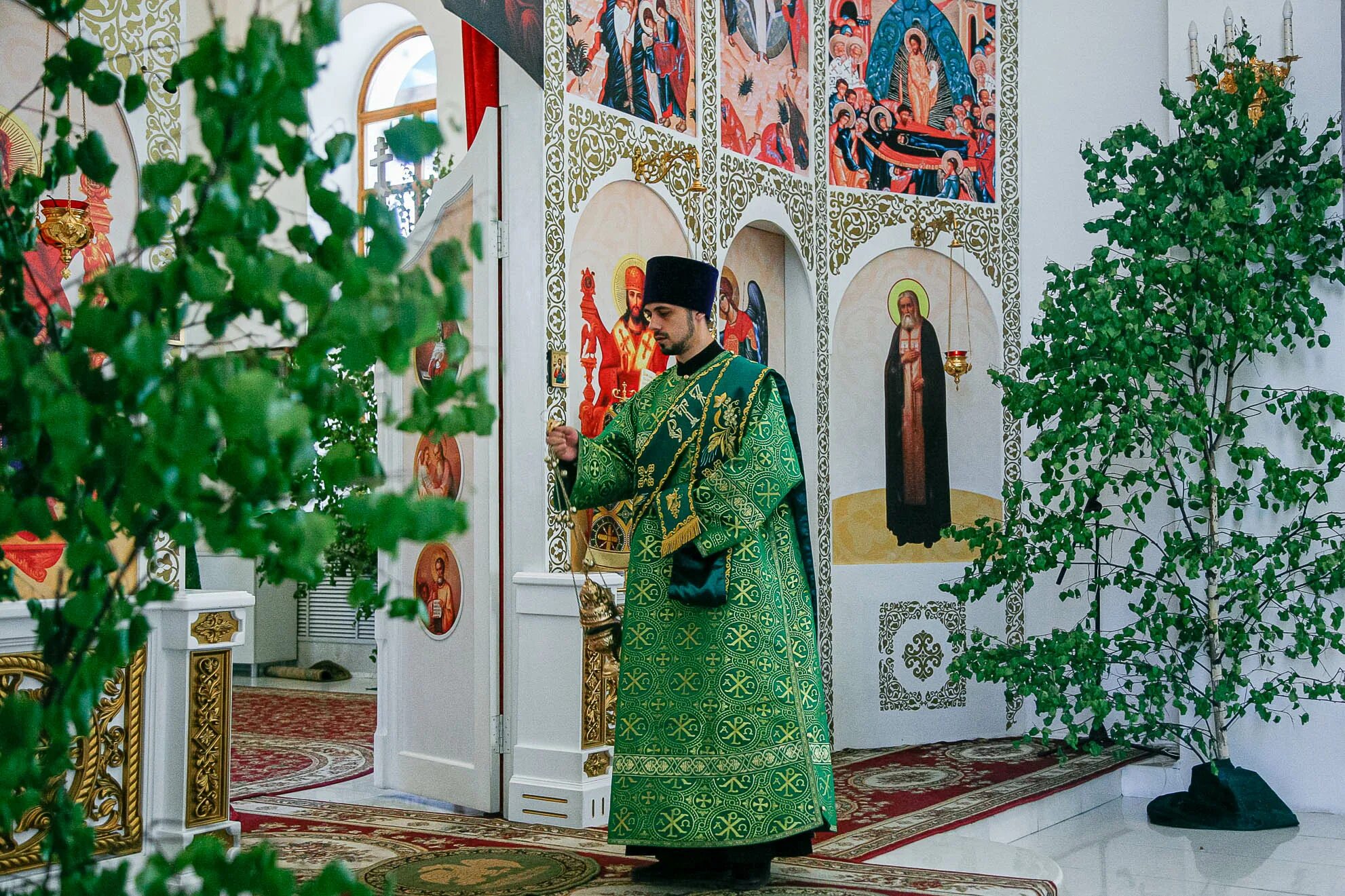 Духов день слушать. Духов день служба в храме. С праздником духов день. Духов день в 2022 году. 13 Июня православный.