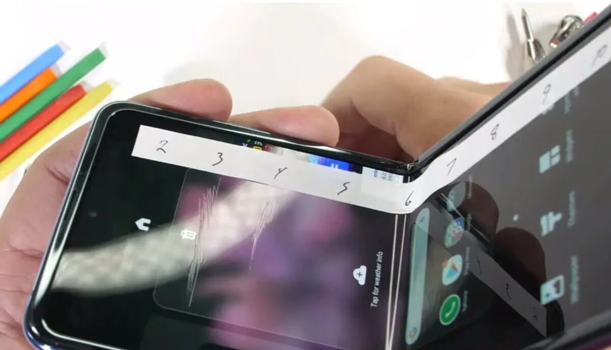 Flip 3 экран. Самсунг с пластмассовым экраном. Samsung Flip экран. Самсунг флип с дефектом. Телефон с пластиковым экраном.
