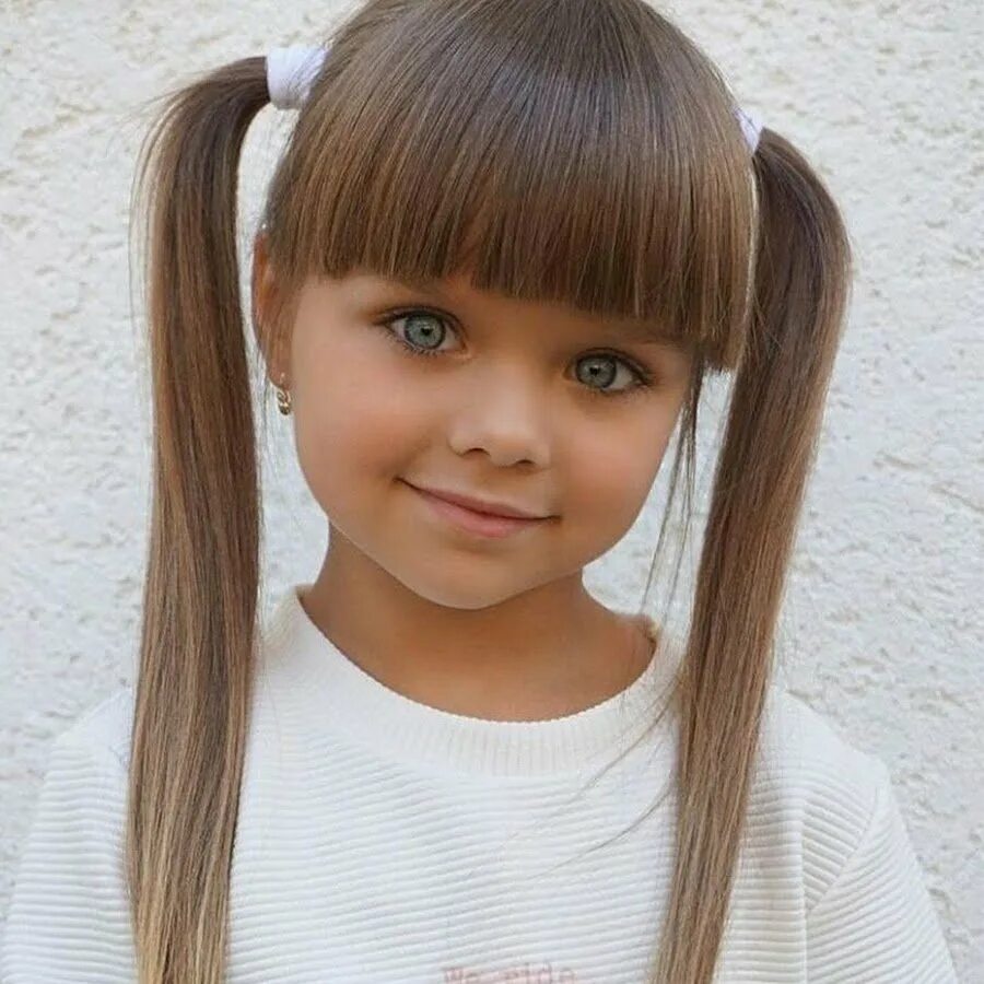 Красивый девочка длинный. Анастасия Князева сейчас 2021. Челка у детей. Девочка с челкой. Детские прически с челкой.