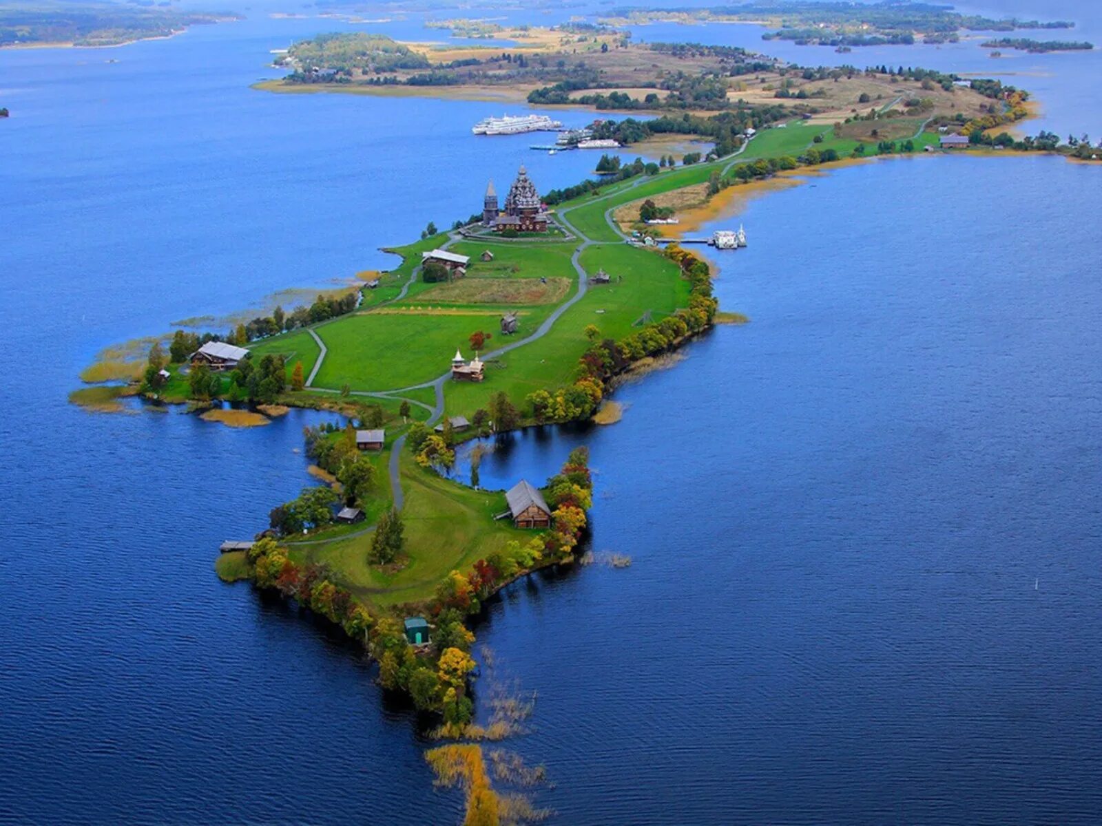 Kizhi island. Остров Кижи Карелия. Остров Кижи музей заповедник. Кижи остров на Онежском озере в Карелии. Музей-заповедник Кижи (Онежское озеро).