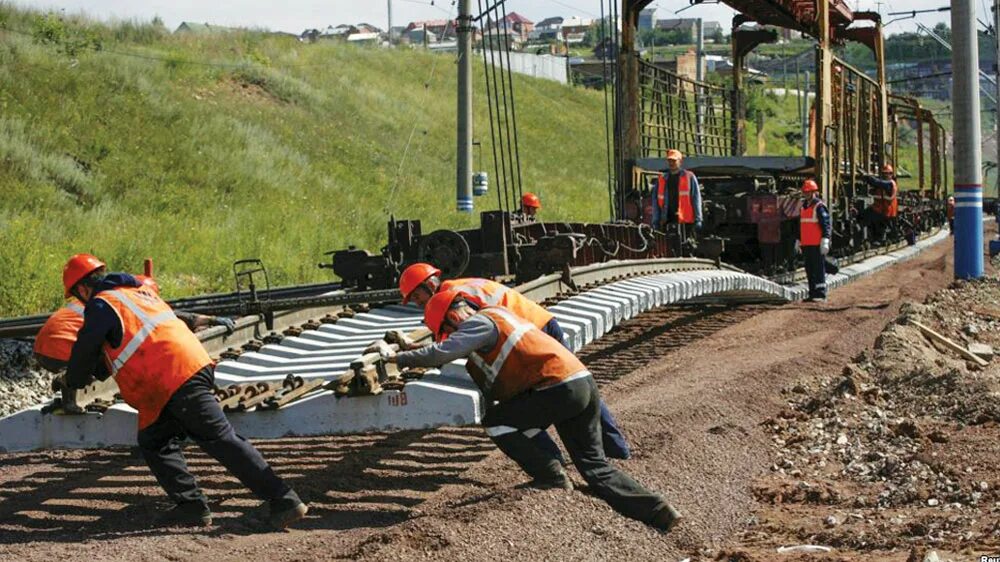 Железнодорожный транспорт строительство. Укладка железнодорожных путей. Стройка железной дороги. Строительство железных дорог. Реконструкция железнодорожного пути.