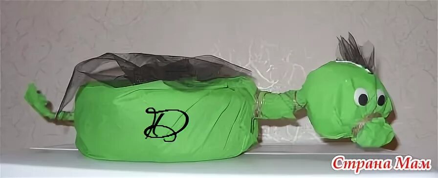 Упаковать сковороду в подарок в виде букета. Упаковка подарка в виде сковородки. Как упаковать сковородку в подарок. Упаковать сковороду в подарочную бумагу. Как упаковать сковородку в подарок.