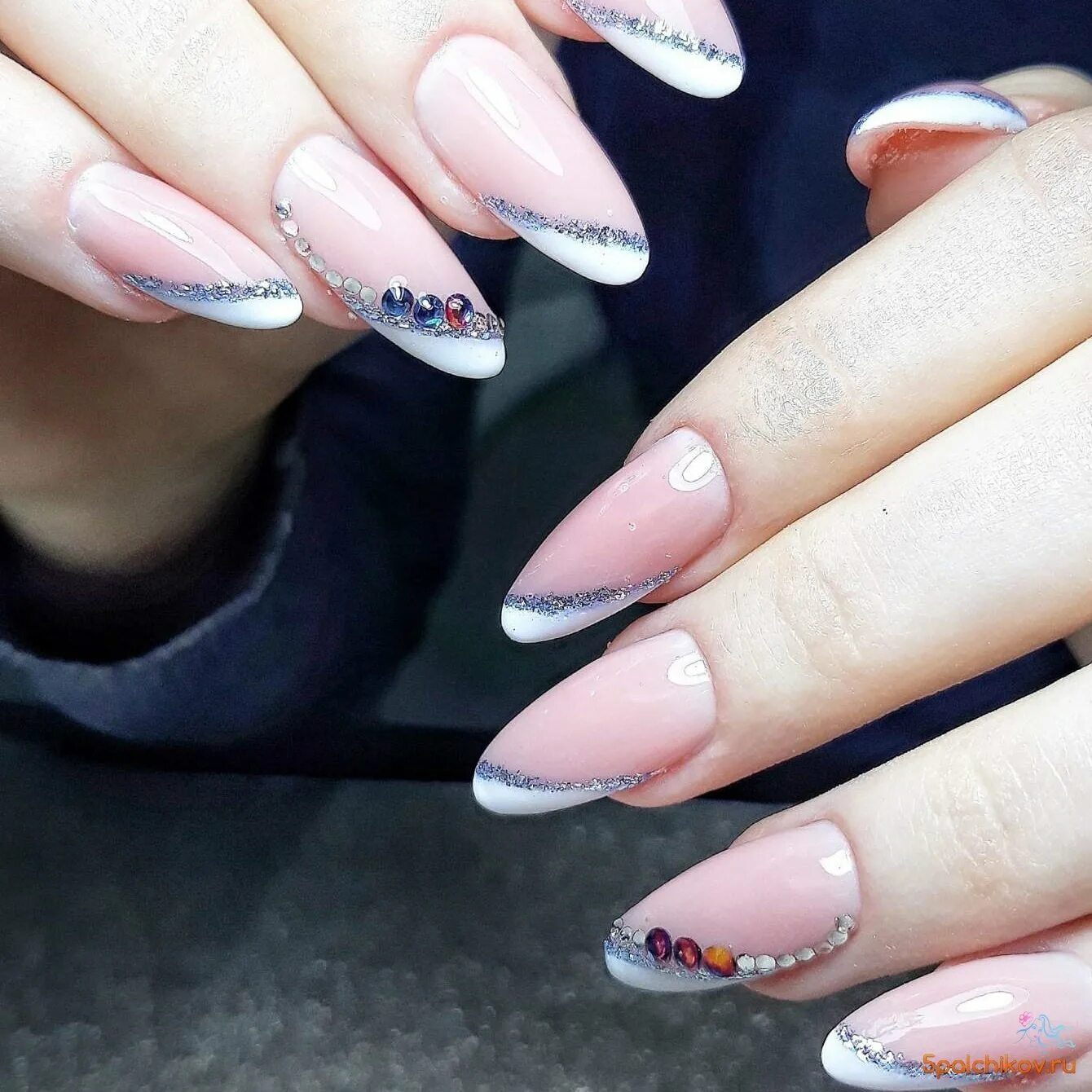 маникюр френч миндалевидные. френч на миндалевидных ногтях 2022. французский маникюр миндаль миндалевидные. выкладной френч классика. маникюр френч миндалевидные.