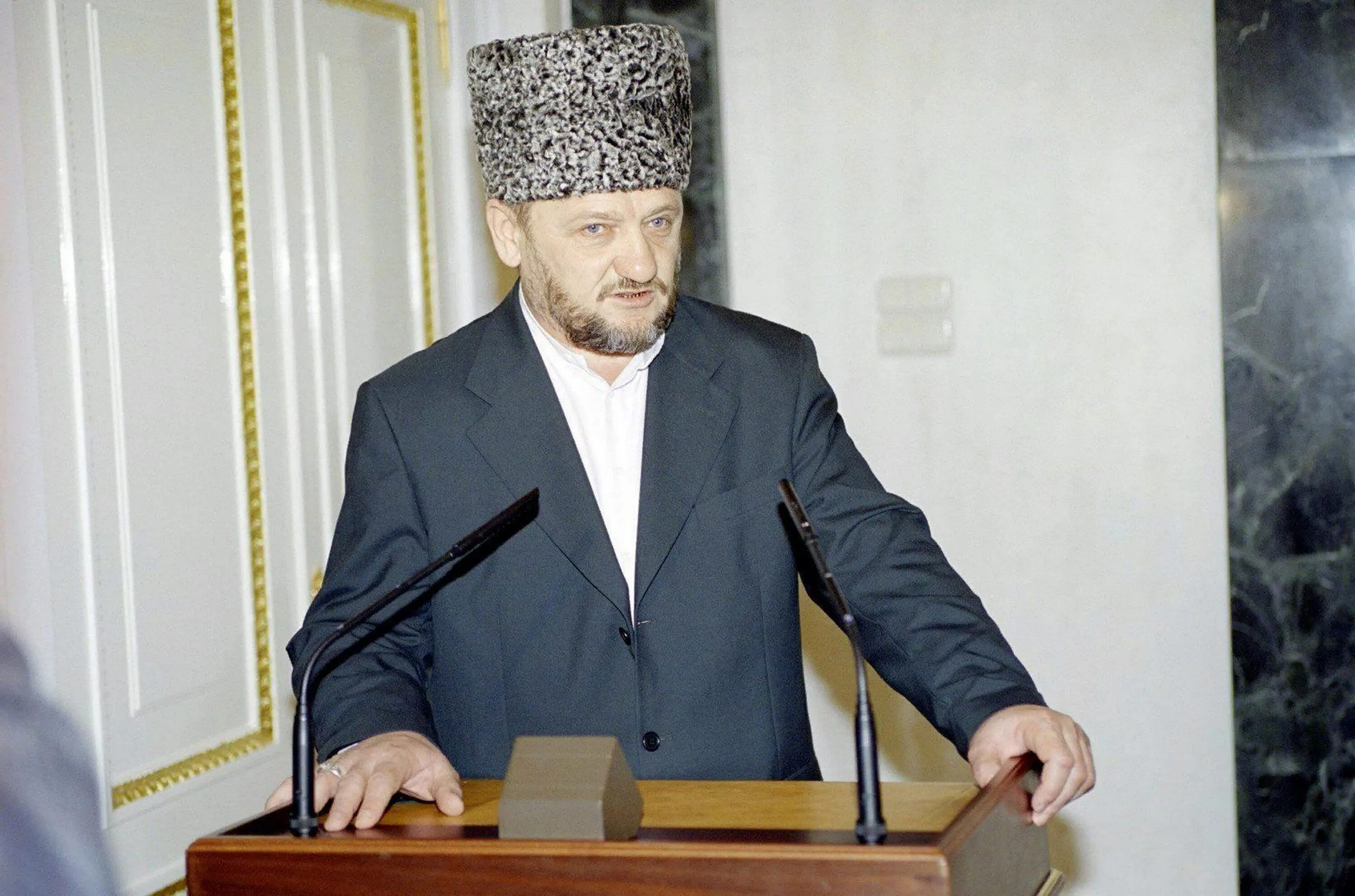 Хаджи самом. Ахмата-хаджи кадырова. ахмат-хаджи абдулхамидович кадыров. ахмат кадыров. портрет ахмат хаджи кадырова.
