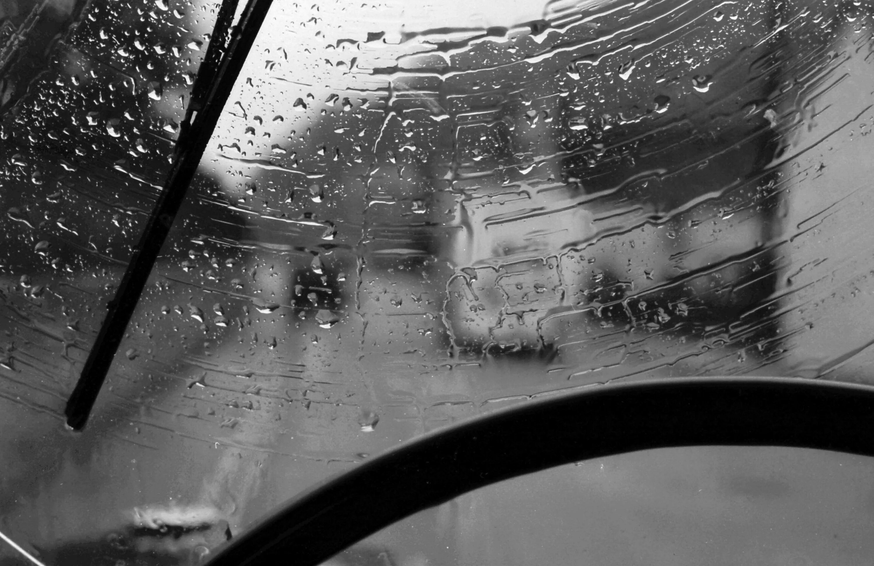 Машина запотевает в дождь. Грязное стекло автомобиля. Капли на стекле автомобиля. Грязь на лобовом стекле. Дождь на стекле машины.