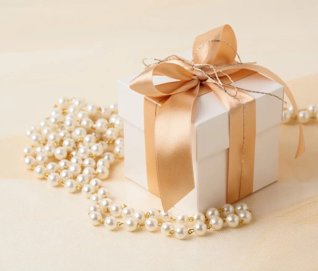 подарки из жемчуга на годовщину свадьбы. украшения драгоценности. сувениры на жемчужную свадьбу. жемчуг в ракушке. украшения с жемчугом.